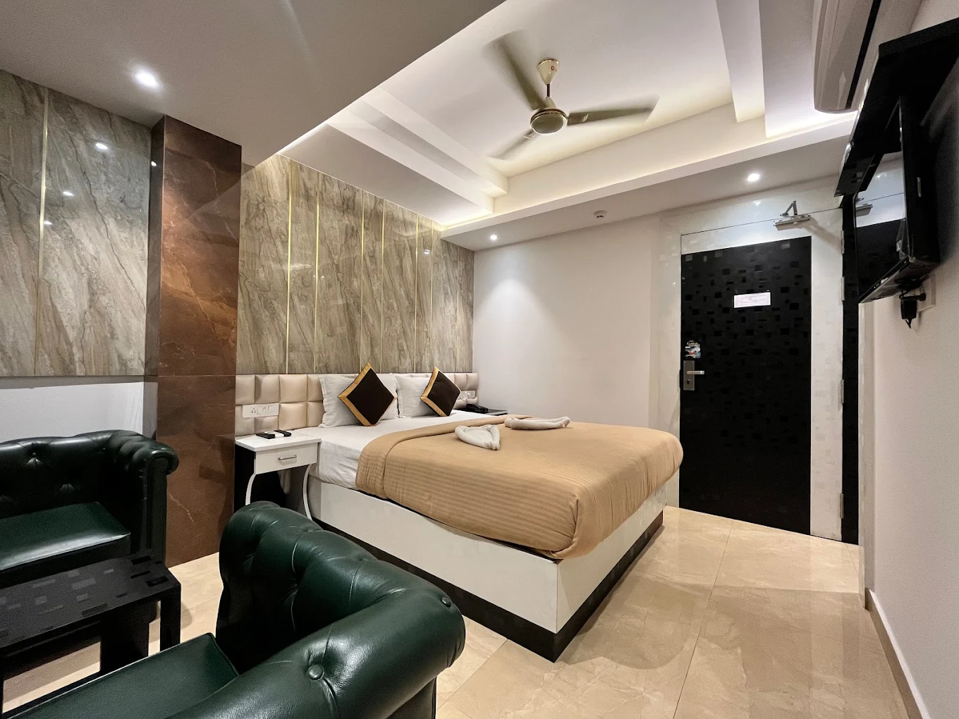TGS DINE INN ROOM .webp